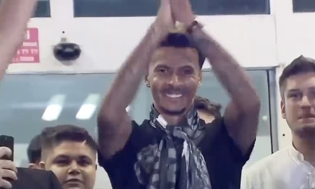 Dele Alli fue recibido por los seguidores del Besiktas después de llegar a Estambul el miércoles por la noche.