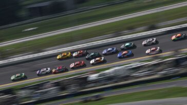 Denny Hamlin cuestiona la política de lluvia después del accidente de Daytona