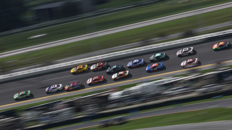 Denny Hamlin cuestiona la política de lluvia después del accidente de Daytona