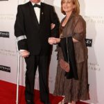El ex campeón mundial de boxeo de peso pluma australiano Johnny Famechon murió a los 77 años (en la foto, con su esposa Glenys)