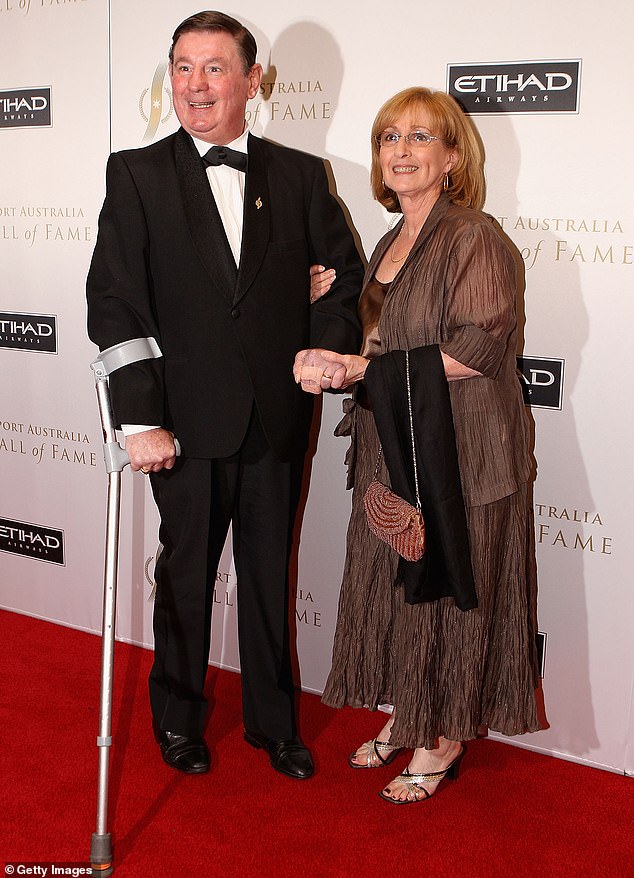 El ex campeón mundial de boxeo de peso pluma australiano Johnny Famechon murió a los 77 años (en la foto, con su esposa Glenys)