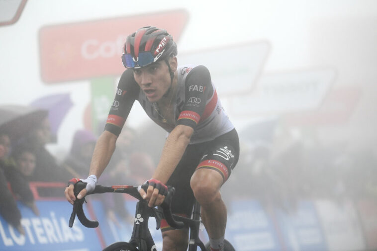El contraataque solitario en la Vuelta cosecha importantes ganancias generales de Ayuso profesional de primer año