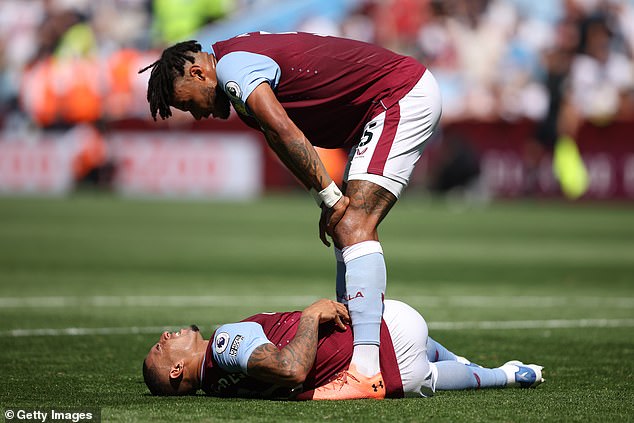 Diego Carlos fue expulsado durante la victoria 2-1 de Aston Villa contra Everton el sábado