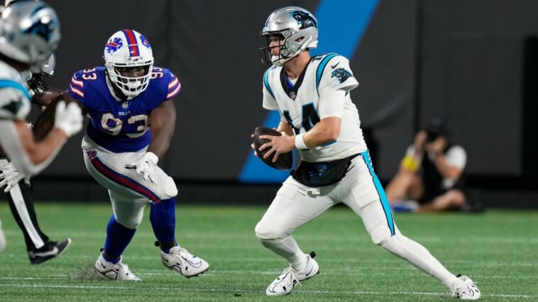 El mariscal de campo de los Panthers, Sam Darnold, expulsado con una lesión en el tobillo