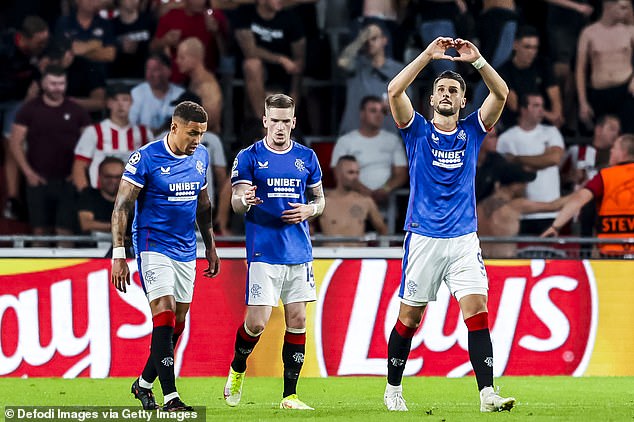 Antonio Colak (derecha) anotó el único gol del partido cuando el Rangers derrotó al PSV Eindhoven