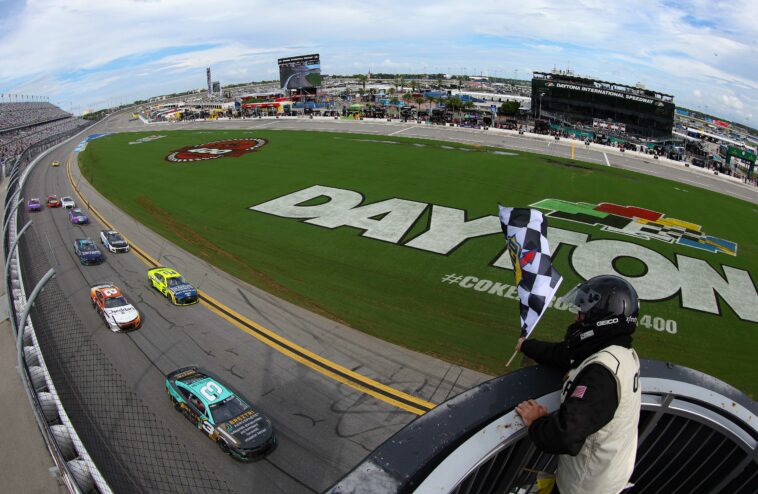 Fanático de NASCAR convierte apuesta de $13 en casi $1 millón después de la carrera de Daytona