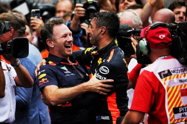 El ganador de la carrera, Daniel Ricciardo (AUS), Red Bull Racing, celebra con Christian Horner (GBR), director del equipo Red Bull Racing, en el parque cerrado.