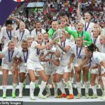 Inglaterra levanta el trofeo después de derrotar a Alemania 2-1 para ganar el Campeonato de Europa
