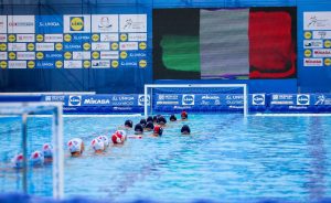 Italia y EE.UU. comparten puntos en Belgrado;  Los "Tiburones" luchan pero ganan - Total Waterpolo