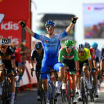 Kaden Groves corre hacia la victoria de la etapa 11 en la Vuelta a España