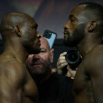 SALT LAKE CITY, UT - 19 DE AGOSTO: Kamaru Usman (L) vs. Leon Edwards (R) se enfrentan para su pelea de UFC 278 en el pesaje ceremonial el 19 de agosto de 2022, en el Vivint Arena en Salt Lake City, UTAH.  (Foto de Amy Kaplan/Icon Sportswire)