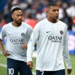 Kylian Mbappé y Neymar calientan antes del partido de Montpellier