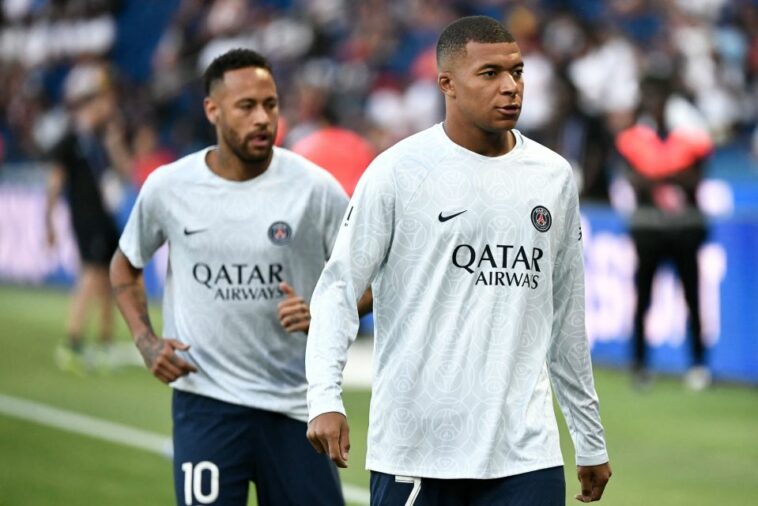 Kylian Mbappé y Neymar calientan antes del partido de Montpellier