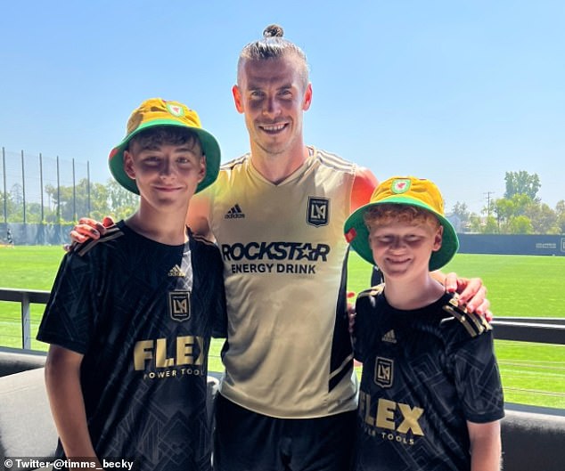 Gareth Bale (centro) estaba feliz de tomar fotos y conversar con la familia en las instalaciones de entrenamiento.
