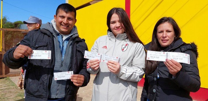 Los hinchas, felices con sus tickets (Prensa Copa Argentina)