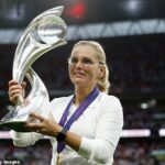 Sarina Wiegman celebra con el trofeo la victoria de su equipo en la final de la Eurocopa 2022