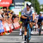 MIRA: Enric Mas confronta a un espectador llamándolo 'imbécil' en la Vuelta a España