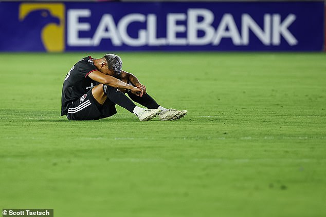 El defensa del DC United, José Alfaro, se sienta en el suelo abatido tras sufrir una derrota por 6-0