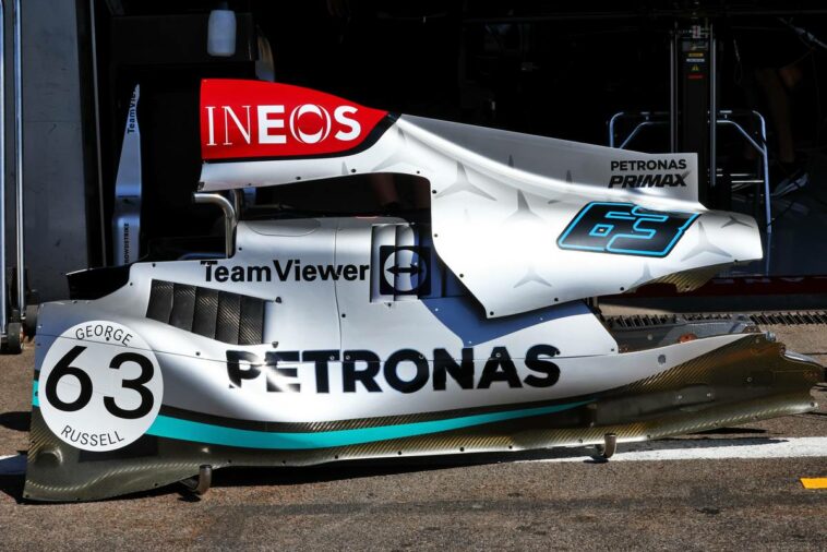 George Russell (GBR) Mercedes AMG F1 W13 sidepod y cubierta del motor - número retro.  25.08.2022.  Campeonato Mundial de Fórmula 1, Rd 14, Gran Premio de Bélgica, Spa Francorchamps, Bélgica, Prep