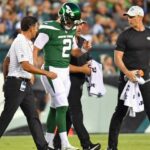 12 de agosto de 2022;  Filadelfia, Pensilvania, Estados Unidos;  El mariscal de campo de los New York Jets, Zach Wilson (2), recibe ayuda para salir del campo contra los Philadelphia Eagles durante el primer cuarto en el Lincoln Financial Field.