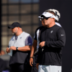28 de julio de 2022;  Las Vegas, Nevada, Estados Unidos;  El entrenador en jefe de los Raiders de Las Vegas, Josh McDaniels, observa una jugada durante el campamento de entrenamiento en Intermountain Healthcare Performance Center.
