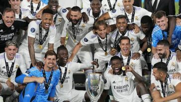 Los jugadores del Madrid celebran con el trofeo tras el tiempo completo en el Estadio Olímpico de Helsinki