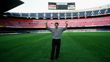 Delantero de Barcelona Gary Lineker posa para una fotografía en el campo del Camp Nou, Barcelona, ​​España, 01 de febrero de 1987