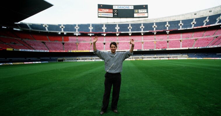 Delantero de Barcelona Gary Lineker posa para una fotografía en el campo del Camp Nou, Barcelona, ​​España, 01 de febrero de 1987