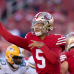 12 de agosto de 2022;  Santa Clara, California, Estados Unidos;  El mariscal de campo de los San Francisco 49ers, Trey Lance (5), pasa el balón contra los Green Bay Packers durante el primer cuarto en el Levi's Stadium.