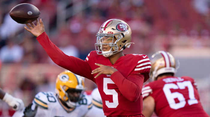 12 de agosto de 2022;  Santa Clara, California, Estados Unidos;  El mariscal de campo de los San Francisco 49ers, Trey Lance (5), pasa el balón contra los Green Bay Packers durante el primer cuarto en el Levi's Stadium.