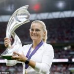 La seleccionadora de Inglaterra Sarina Wiegman (en la foto de arriba) fue nombrada entrenadora femenina del año de la UEFA el jueves después de llevar a las Lionesses a su triunfo en la Eurocopa en julio.