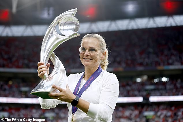 La seleccionadora de Inglaterra Sarina Wiegman (en la foto de arriba) fue nombrada entrenadora femenina del año de la UEFA el jueves después de llevar a las Lionesses a su triunfo en la Eurocopa en julio.