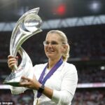 Sarina Wiegman recibió la sugerencia de administrar un club masculino senior después de la victoria de Inglaterra en la Eurocopa 2022