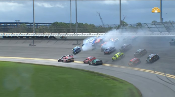 Video: Aguacero repentino causa ENORME accidente en Daytona, recoge todo el paquete de plomo, más de 18 autos