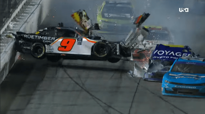 Video: Noah Gragson y Landon Cassill se alejan del aterrador accidente a última hora de Daytona