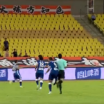 Video: dura sanción a futbolista brasileño que se fue contra un árbitro en pleno partido en China | Fútbol