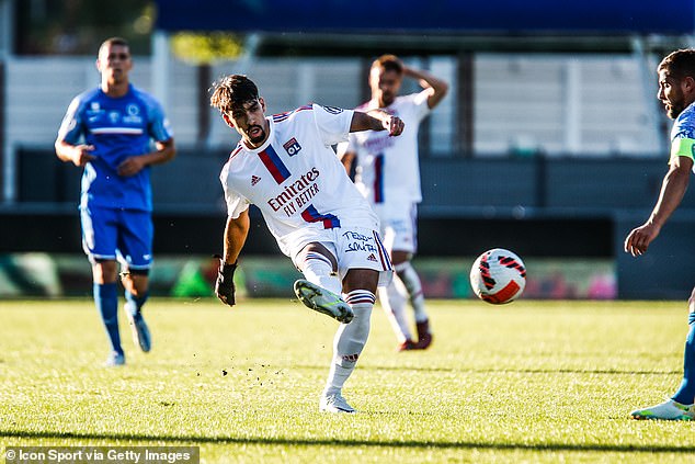 Al West Ham se le ha rechazado una segunda oferta de 42 millones de libras esterlinas por el mediocampista del Lyon Lucas Paquetá (centro)