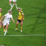 Alessia Russo anotó con un escandaloso taconazo en la goleada 4-0 de Inglaterra a Suecia