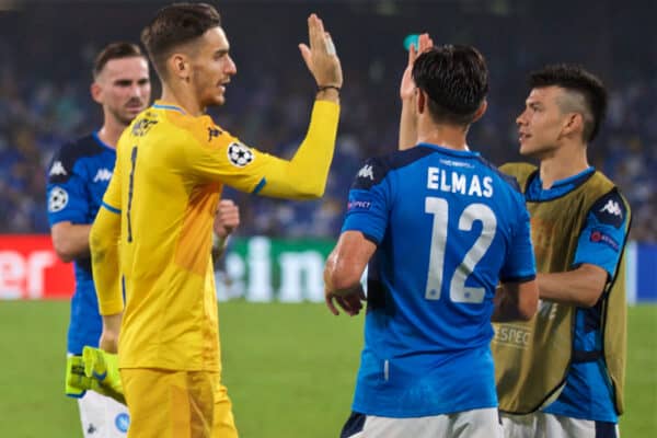 NÁPOLES, ITALIA - Martes, 17 de septiembre de 2019: Fernando Llorente y Giovanni Di Lorenzo del SSC Napoli aplauden a los seguidores después del partido del Grupo E de la Liga de Campeones de la UEFA entre el SSC Napoli y el Liverpool FC en el Studio San Paolo.  Napoli ganó 2-0.  (Foto de David Rawcliffe/Propaganda)