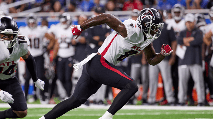 El ala cerrada de los Atlanta Falcons, Kyle Pitts (8), corre una ruta contra los Detroit Lions durante un partido de fútbol americano de la NFL, el viernes 12 de agosto de 2022, en Detroit.