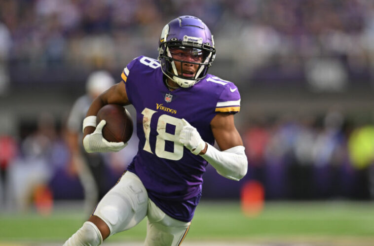 11 de septiembre de 2022;  Minneapolis, Minnesota, Estados Unidos;  El receptor abierto de los Minnesota Vikings, Justin Jefferson (18), anota un touchdown con un pase del mariscal de campo Kirk Cousins ​​(no en la foto) contra los Green Bay Packers durante el segundo cuarto en el US Bank Stadium.  Crédito obligatorio: Jeffrey Becker-USA TODAY Sports