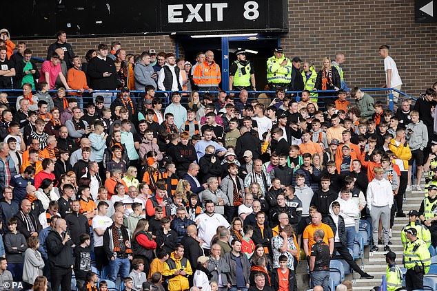 Secciones de fanáticos del Dundee United interrumpieron el minuto de silencio antes de su partido contra los Rangers.