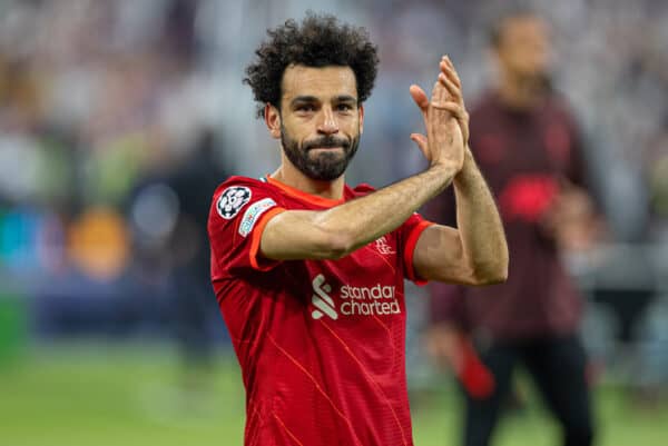 PARÍS, FRANCIA - Sábado, 28 de mayo de 2022: Mohamed Salah del Liverpool se ve abatido después del partido final de la Liga de Campeones de la UEFA entre el Liverpool FC y el Real Madrid CF en el Stade de France.  Real Madrid ganó 1-0.  (Foto de David Rawcliffe/Propaganda)