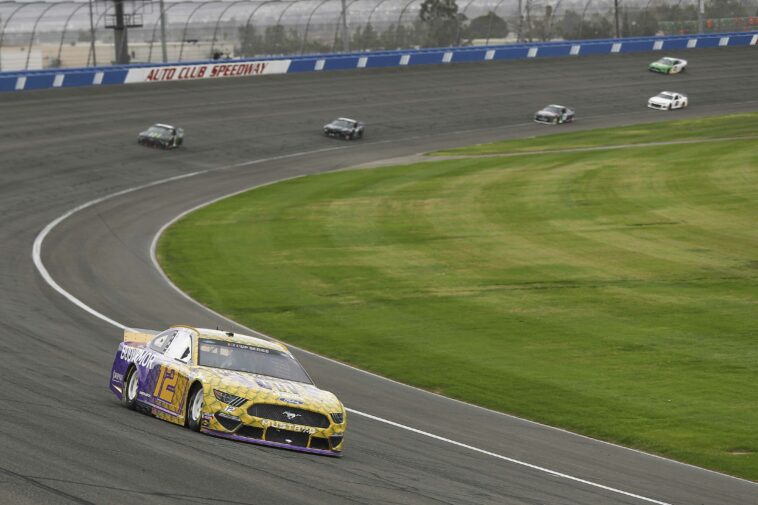 Auto Club Speedway listo para carrera final en óvalo de 2 millas