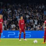 NÁPOLES, ITALIA - Miércoles, 7 de septiembre de 2022: Virgil van Dijk del Liverpool parece abatido cuando su equipo concedió el cuarto gol durante el partido de la jornada 1 del Grupo A de la Liga de Campeones de la UEFA entre el SSC Napoli y el Liverpool FC en el Estadio Diego Armando Maradona.  (Foto de David Rawcliffe/Propaganda)