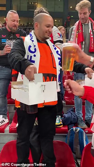 El FC Copenhague regaló cerveza gratis a los aficionados sevillistas que viajaban durante su encuentro de Champions League en el Parken Stadium el miércoles
