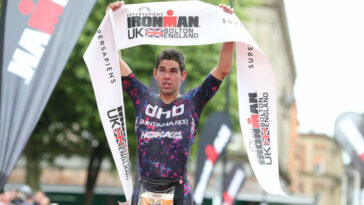 BOLTON, INGLATERRA - 04 DE JULIO: Joe Skipper de Gran Bretaña reacciona después de ganar Ironman UK el 4 de julio de 2021 en Bolton, Inglaterra.  (Foto de Nigel Roddis/Getty Images para IRONMAN)