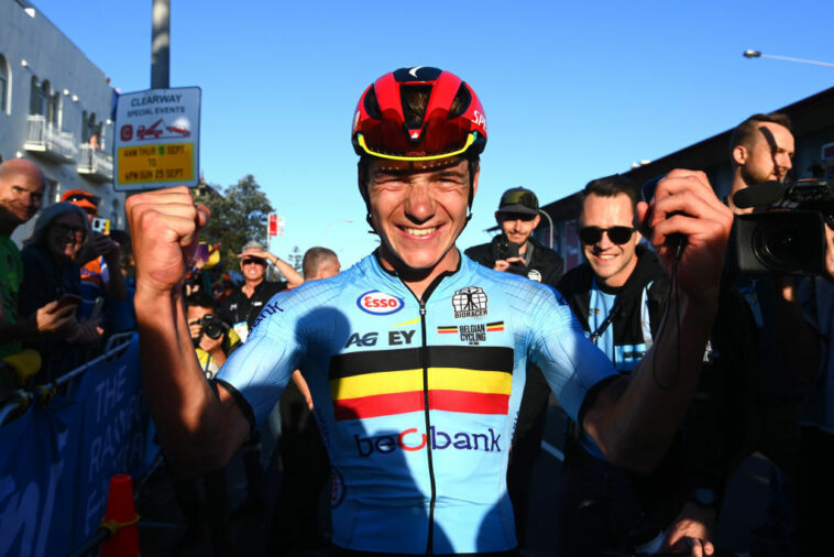 Es hora de celebrar para Remco Evenepoel mientras agrega el título mundial a la victoria de la Vuelta