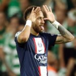 Neymar celebró y fue amonestado por el árbitro Daniel Siebert