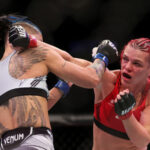 LAS VEGAS, NEVADA - 11 DE DICIEMBRE: Gillian Robertson (R) golpea a Priscila Cachoeira de Brasil en su pelea de peso mosca femenino durante el evento UFC 269 en T-Mobile Arena el 11 de diciembre de 2021 en Las Vegas, Nevada.  (Foto de Carmen Mandato/Getty Images)